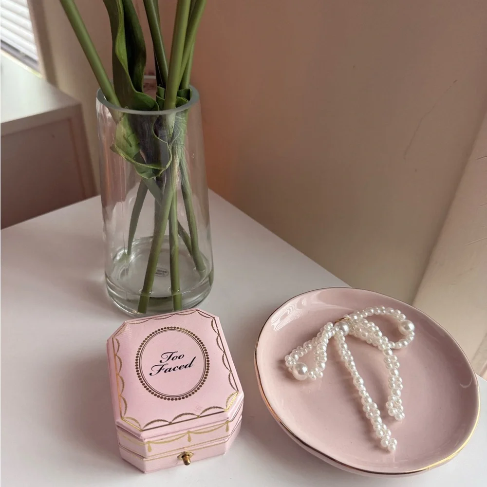 Too Faced Diamond Light Highlighter - White and Silver - Picture 3 of 11
